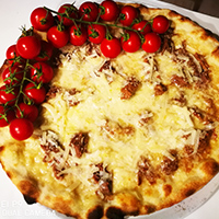 Pizza la Vivanda: carne a pignatu, parmigiano, piccante